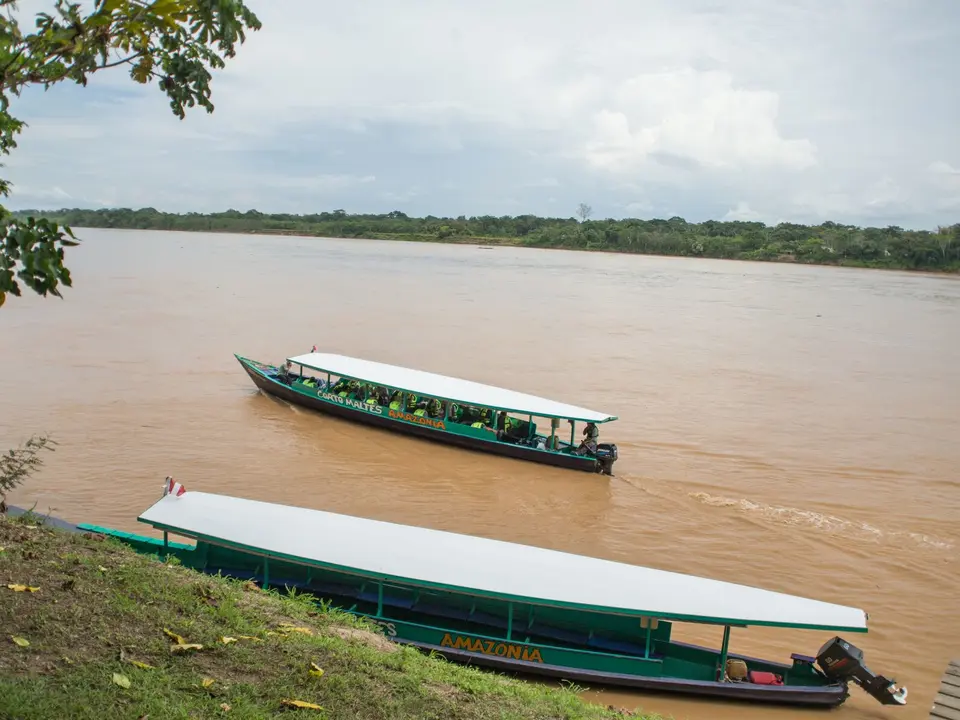 Varen over de rivier in de omgeving van Tambopata National Park, Peru