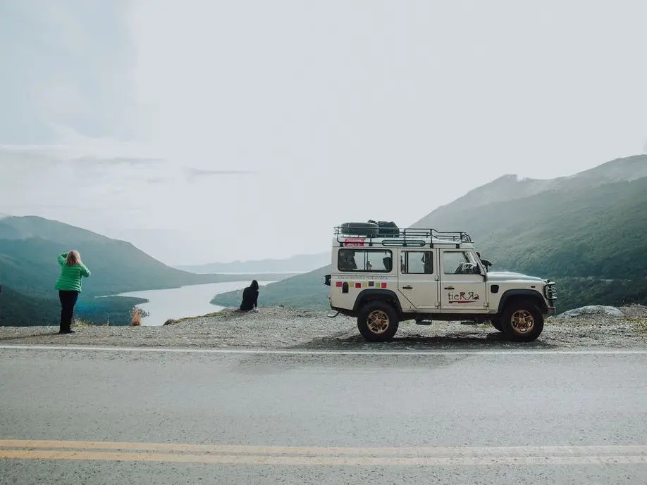Deze fourwheeldrive tour in Ushuaia gaat over bospaden door het water en door de modder