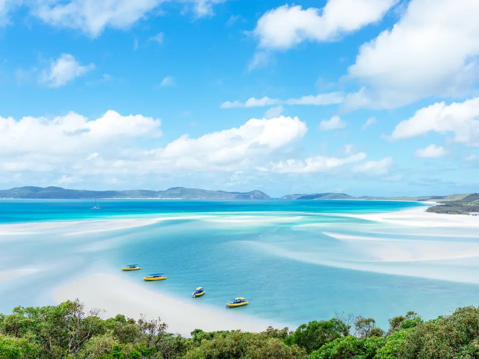 Boten en witte stranden va Whitsundays