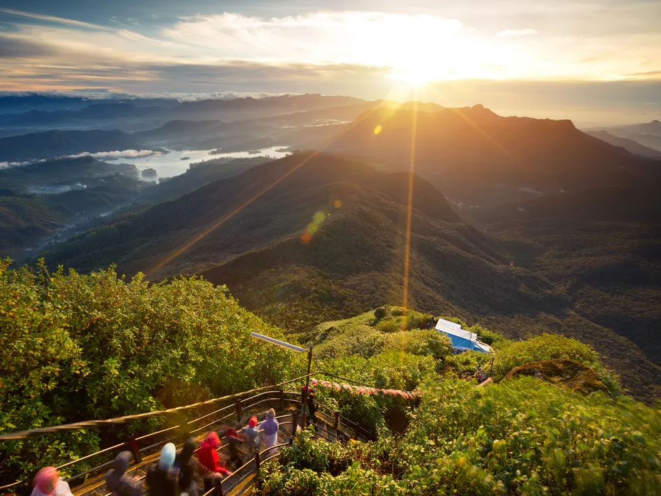 De zonopkomst vanaf Adams Peak Sri Lanka