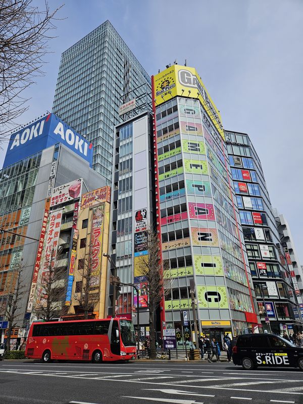 Gekleurde neonlichten in Tokyo