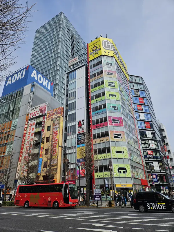 Gekleurde neonlichten in Tokyo