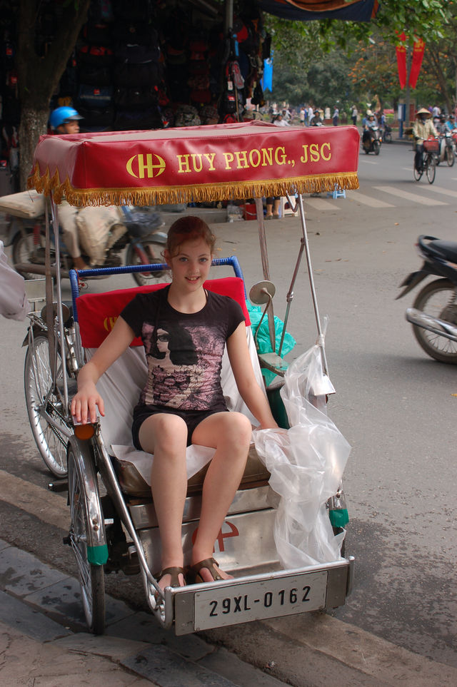 Met een fietstaxi op pad door Hanoi, Vietnam