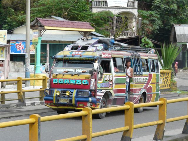 Vrolijk gekleurde bus in Medan, Sumatra, Indonesië