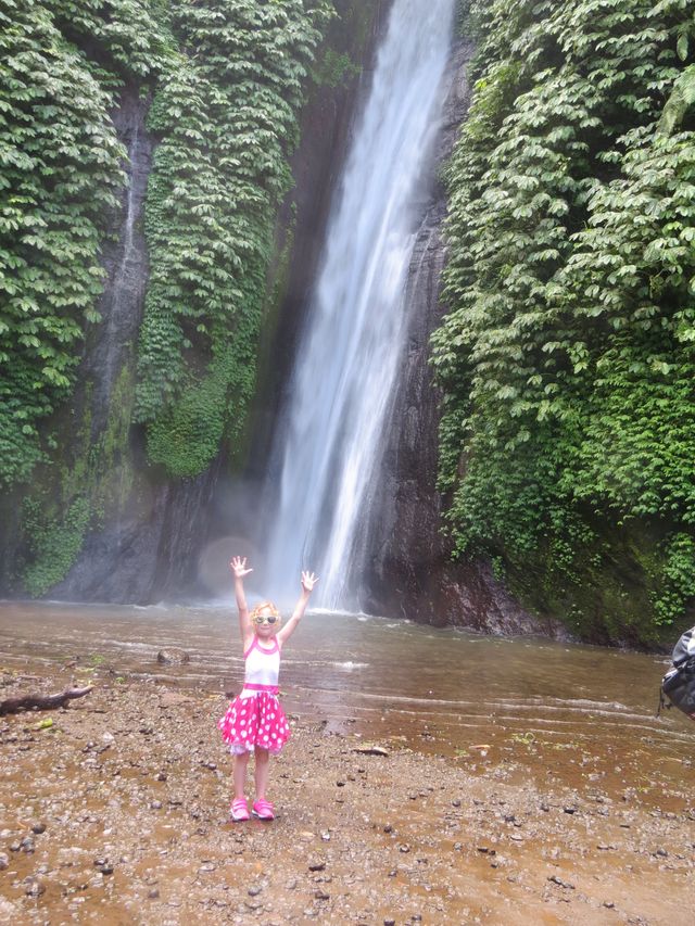 KIndje bij de waterval bij Munduk, Bali, Indonesie