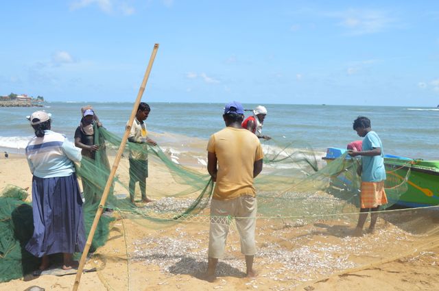 Vissers zijn al vroeg aan het werk op het strand in Sri Lanka