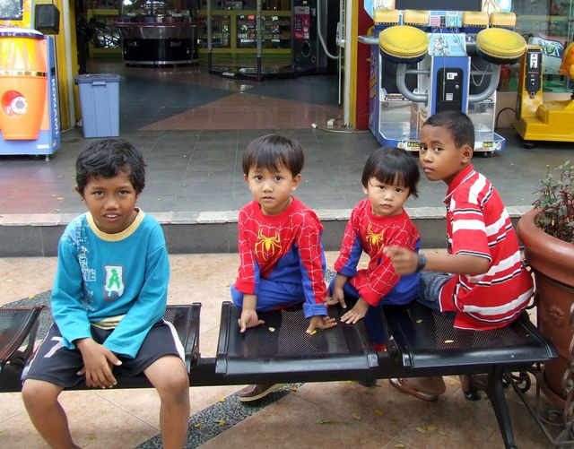 Kinderen op een bankje in Medan op Sumatra, Indonesië.