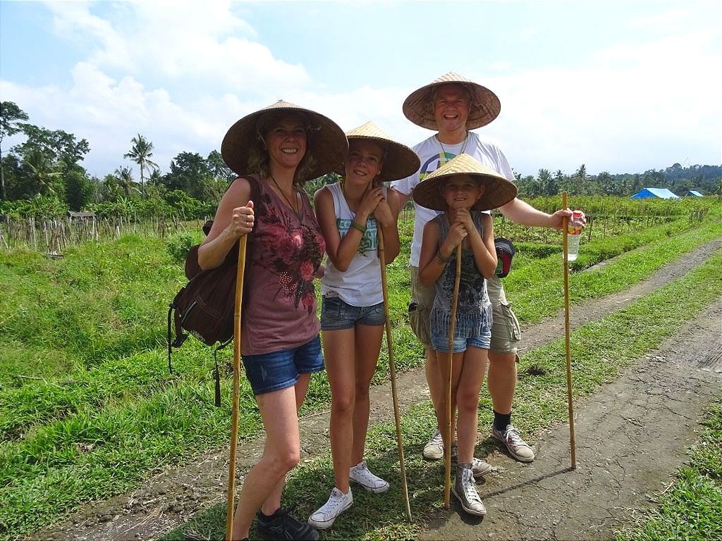 Familie in de rijstvelden in Indonesië