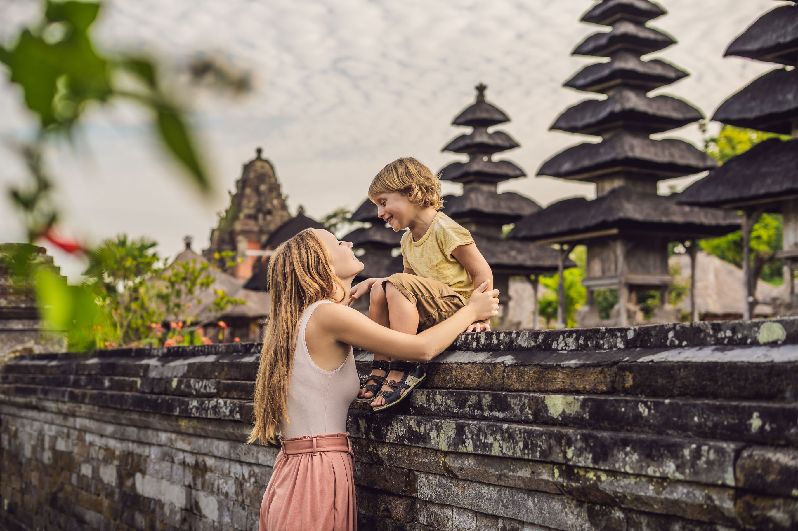 Moeder met kind bij tempel in Bali