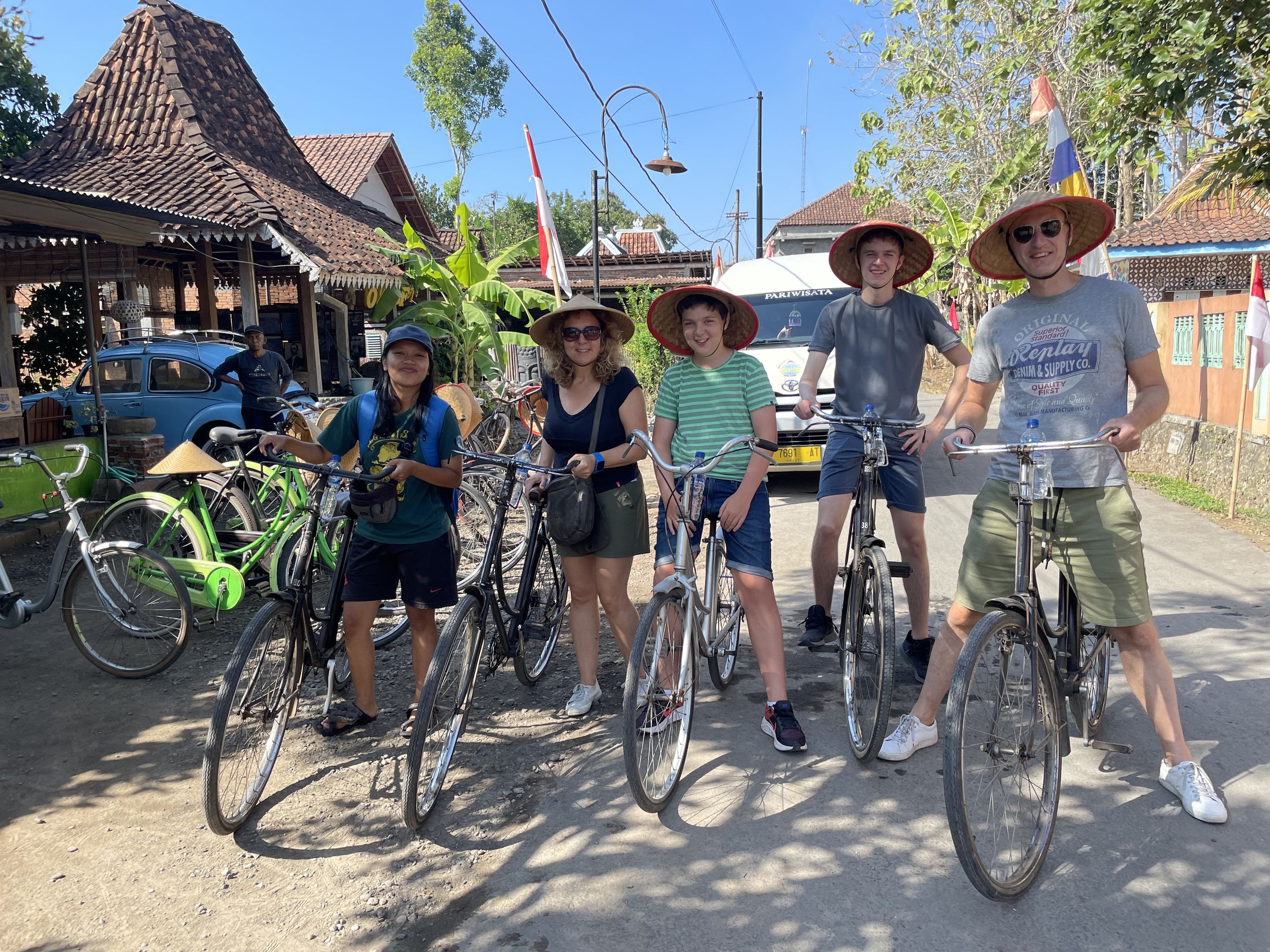 Samen fietsen bij Jogyakarta op Java, Indonesie