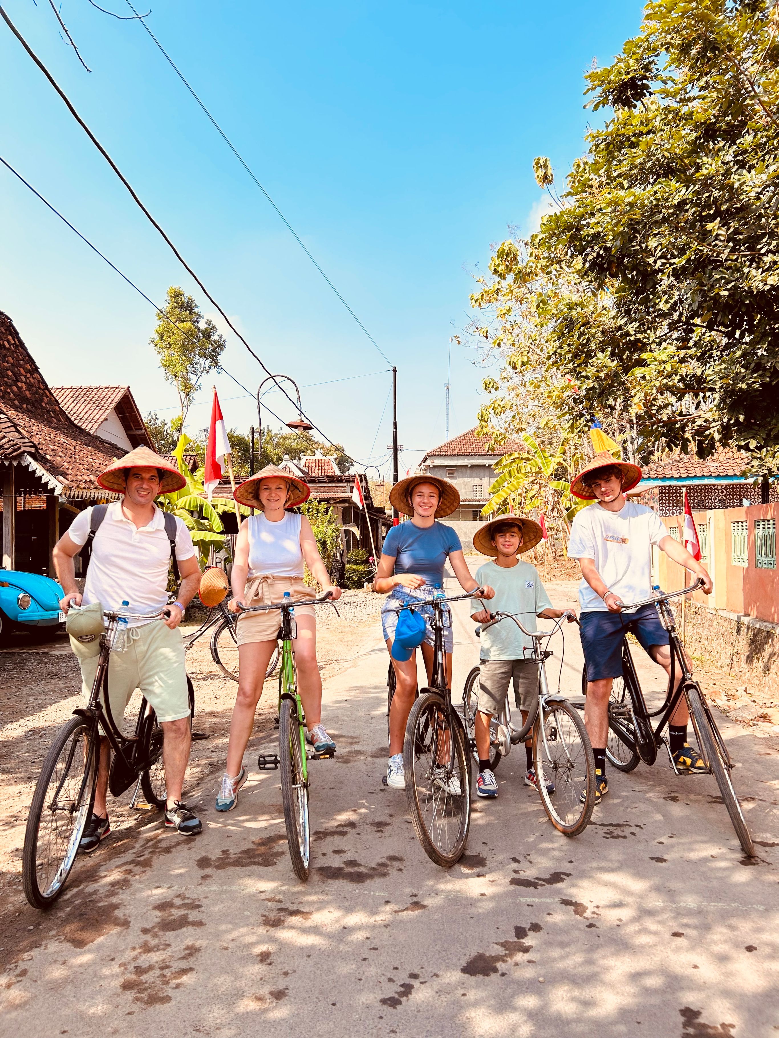 Met z'n allen op de fiets bij Jogyakarta, Java, Indonesië