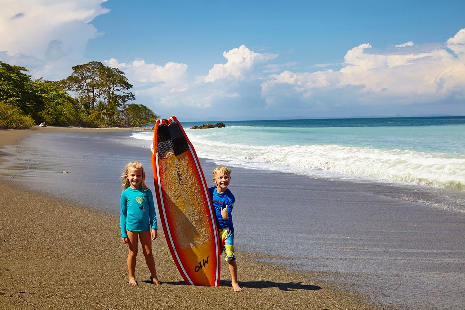 Kinderen surfboarden Costa Rica.