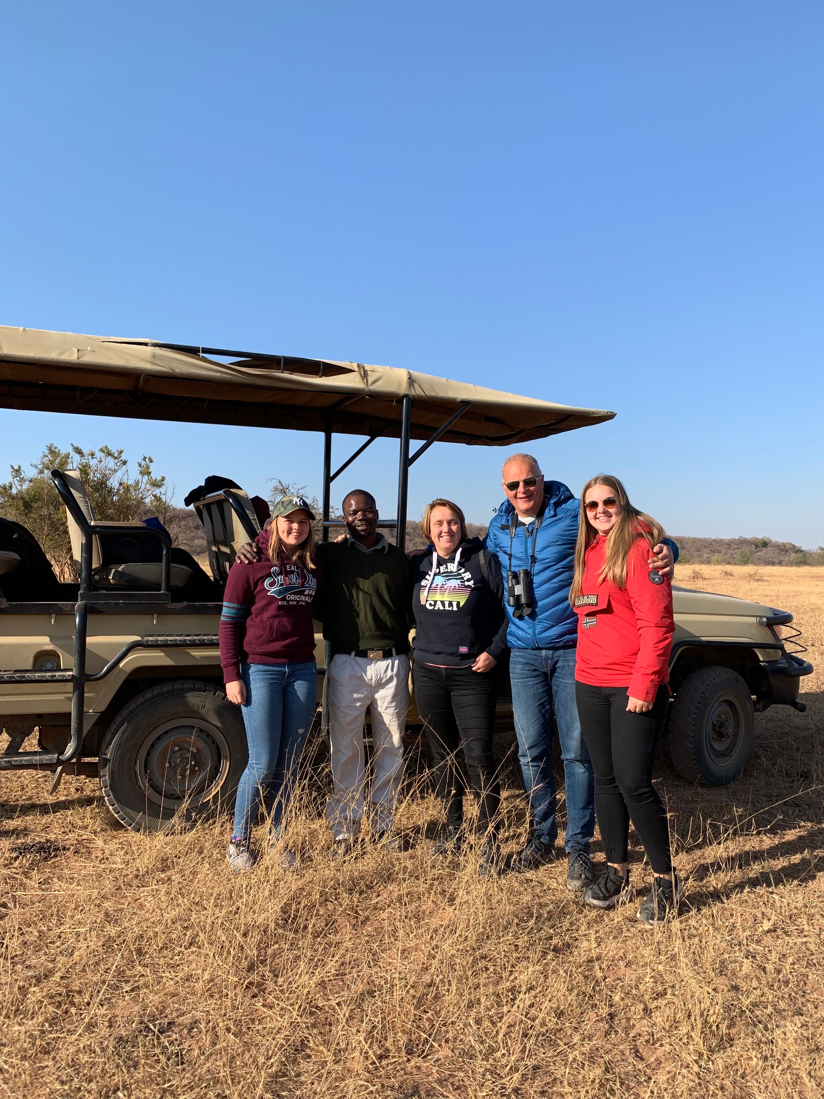 Wendy samen met haar gezin tijdens een jeep safari in Zuid-Afrika