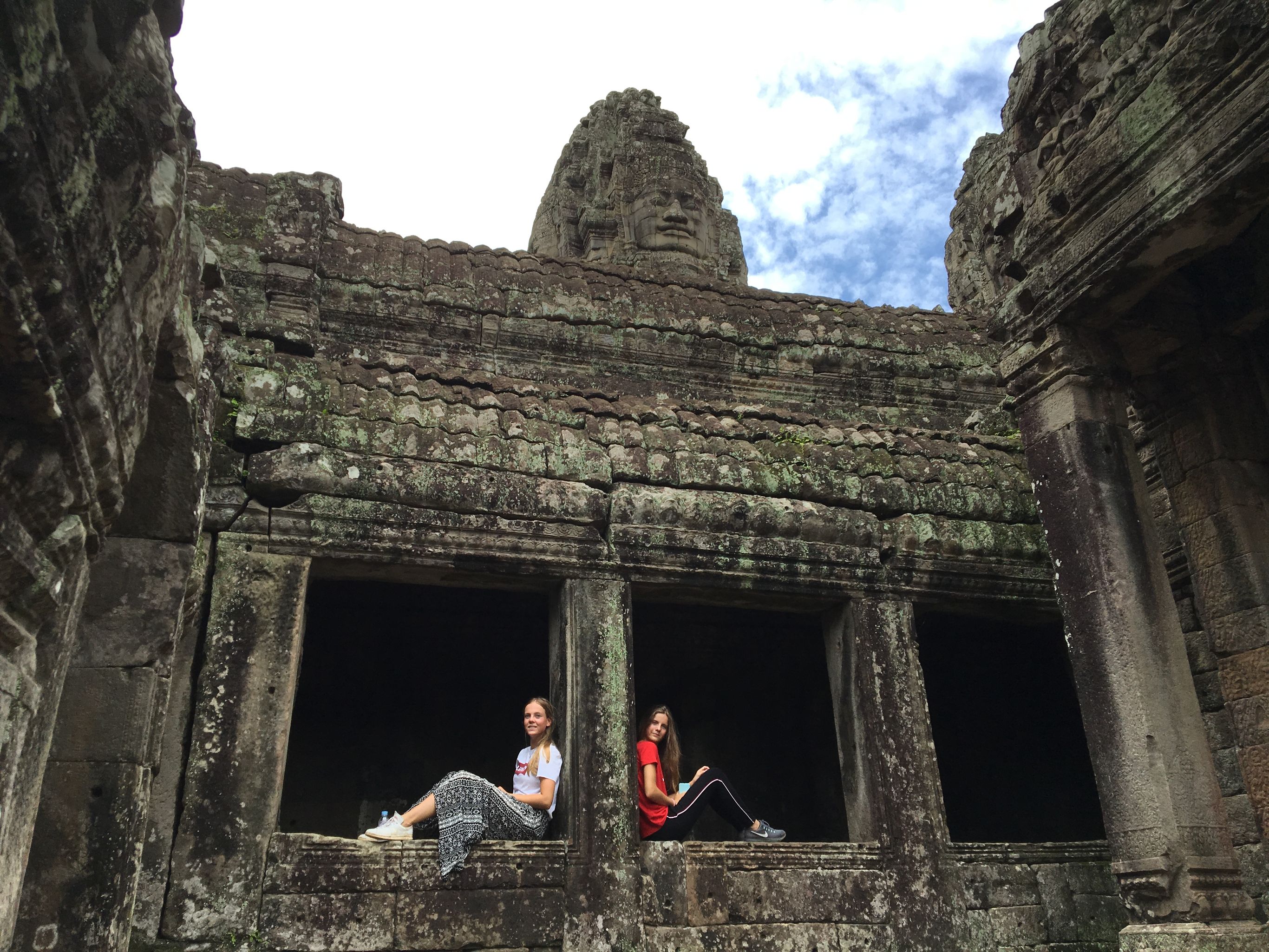 Kinderen bij de ruïnes van Angkor Wat, Cambodja