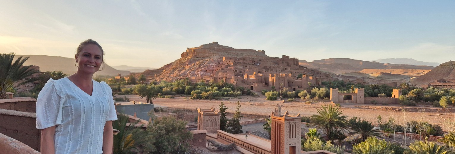 Collega Christel gaat op pad naar de ksar van Ait Ben Haddou