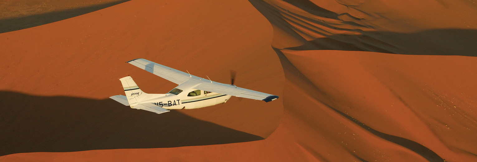 Met een klein vliegtuig ga je naar de Sossusvlei, Namibië