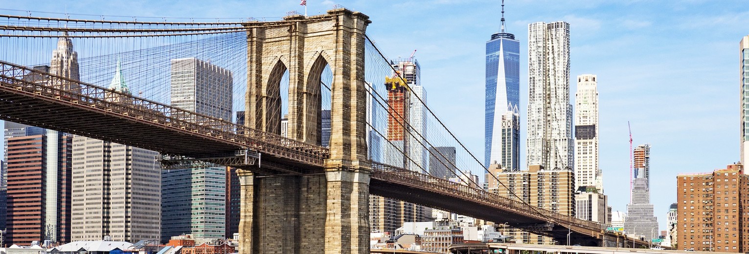 Wandel of fiets over de Brooklyn Bridge in New York City, Amerika