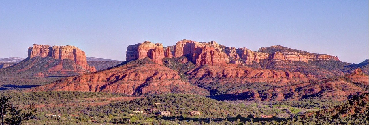 Rijd tussen de rode rotsformaties bij Sedona, Arizona, Verenigde Staten