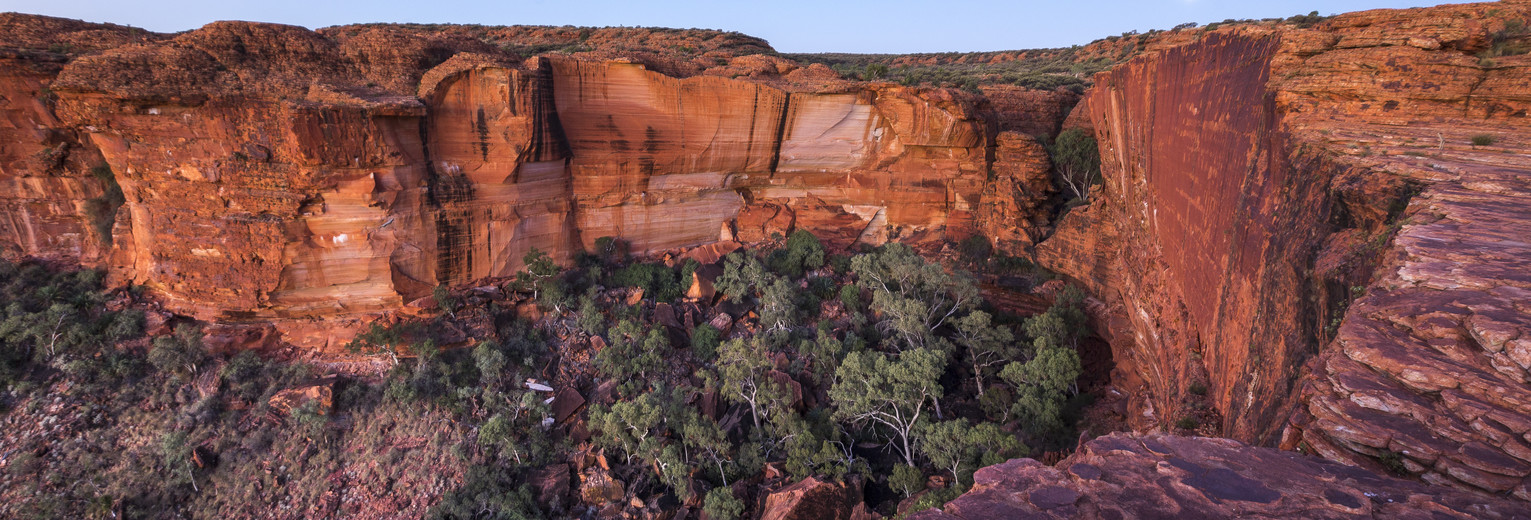 Hoge kliffen en groene dalen bij Kings Canyon, Australië