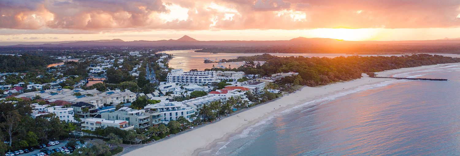 De zon gaat onder in Noosa, Australië