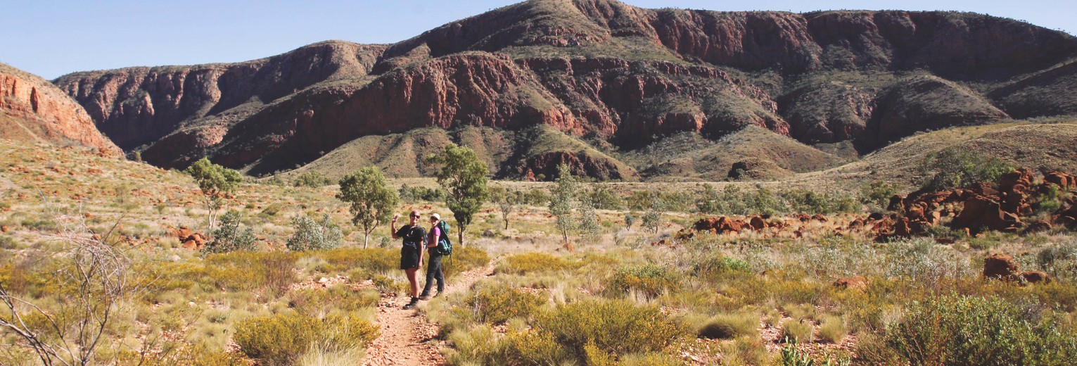 Australie-WestMacDonnal-dagtocht-landschap © Great Walks of Australia