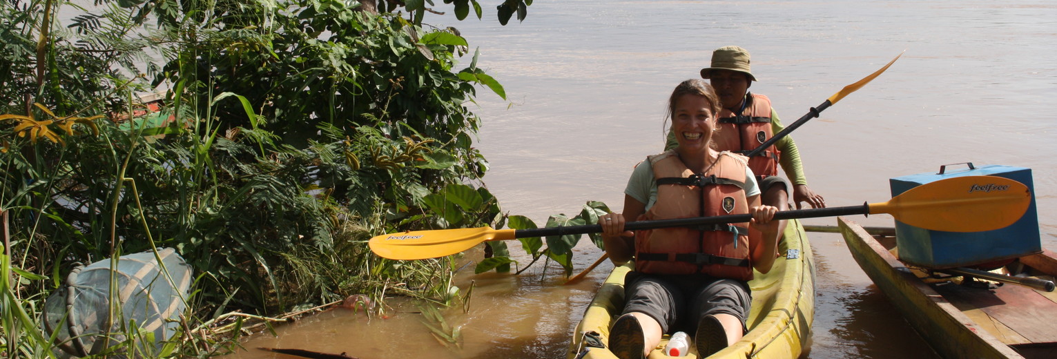 Gionne in een kano in Stung Treng, Cambodja