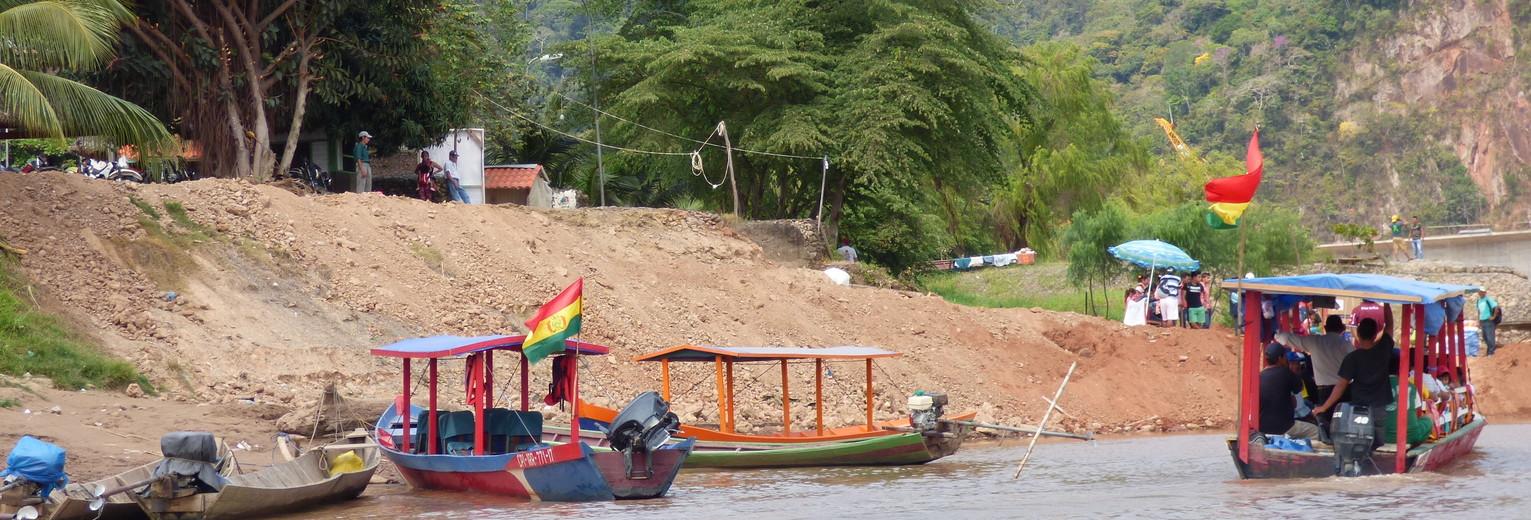 Boten op de rivier in Madidi National Park - Bolivia