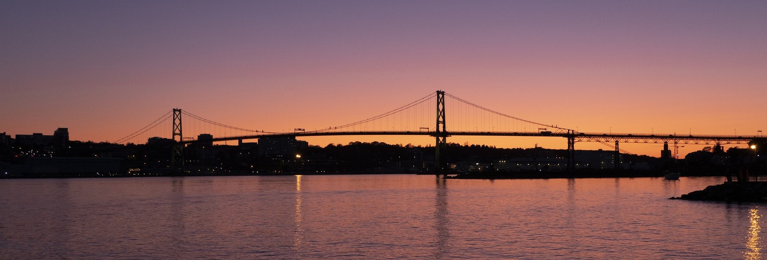 Zonsondergang op de brug bij Halifax