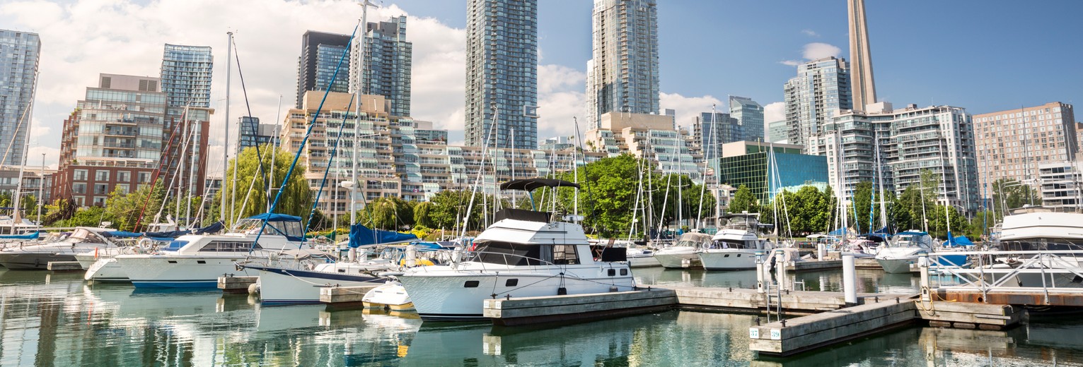 Haven van Toronto met wolkenkrabbers op de achtergrond, Canada