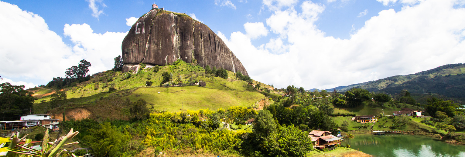 De monoliet El Peñol in Guatapé