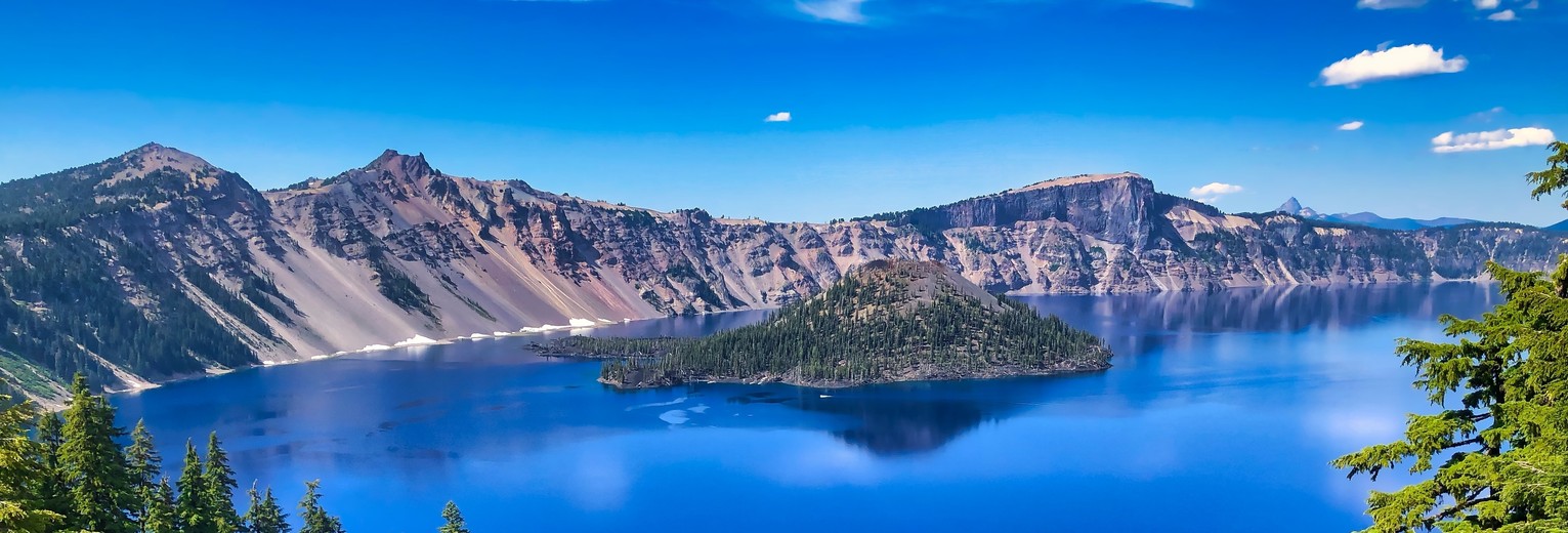 Het diepblauwe kratermeer in het Crater Lake National Park