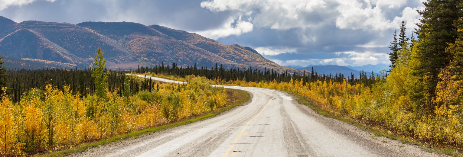 Door de eindeloze toendravlaktes over de Dempster Highway, Yukon, Canada Door de eindeloze toendravlaktes over de Dempster Highway, Yukon, Canada