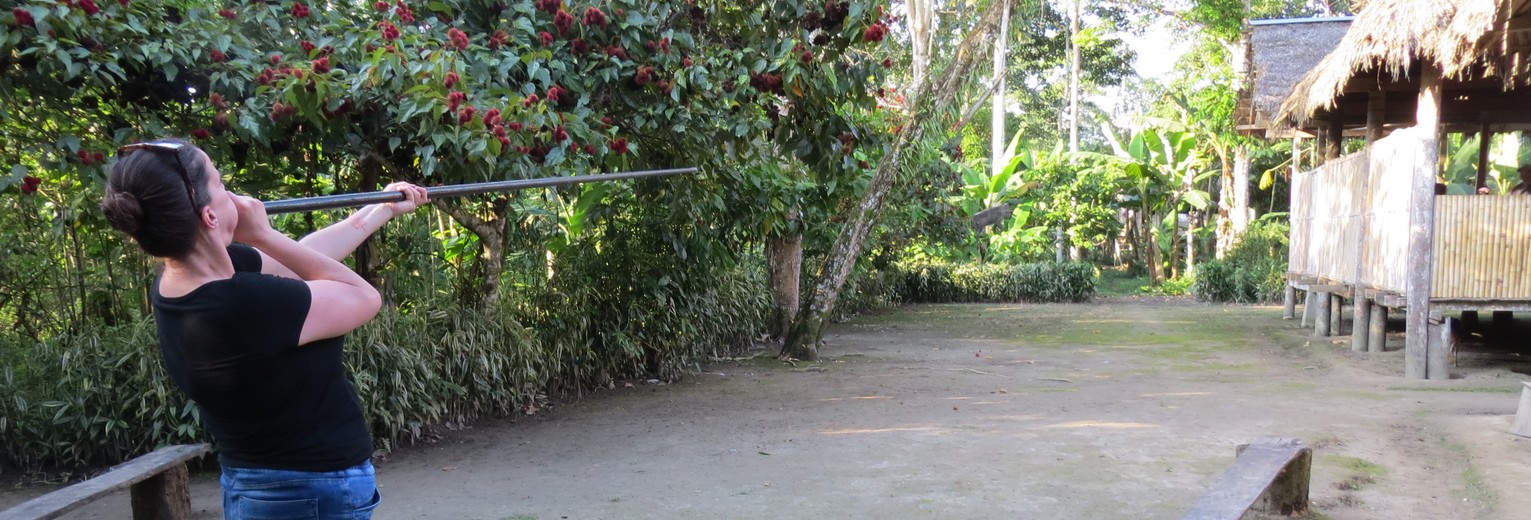 Schiet jij raak met deze blaaspijp van de lokale bevolking in de Amazone