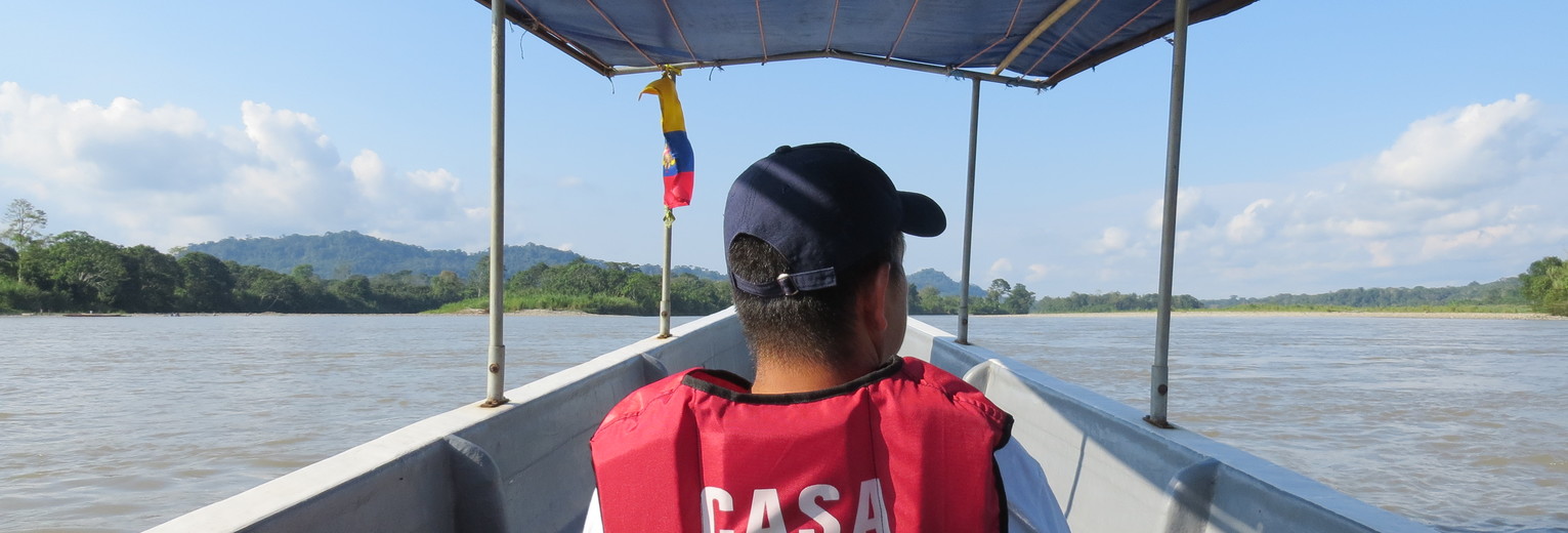 Stap in de boot en vaar naar de accommodatie in de Upper Amazone