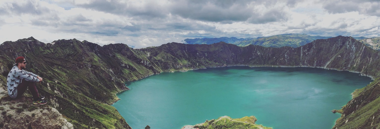 Prachtige blauwe kratermeer in Quilotoa