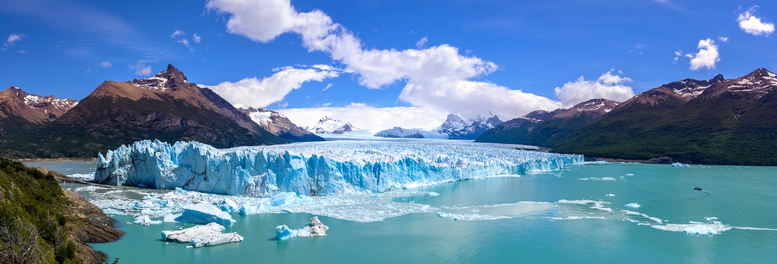 Uitzicht over het ijsblauwe water en de gletsjer bij El Calafate, Argentinië