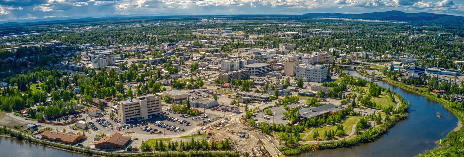 De stad Fairbanks in noord-Alaska