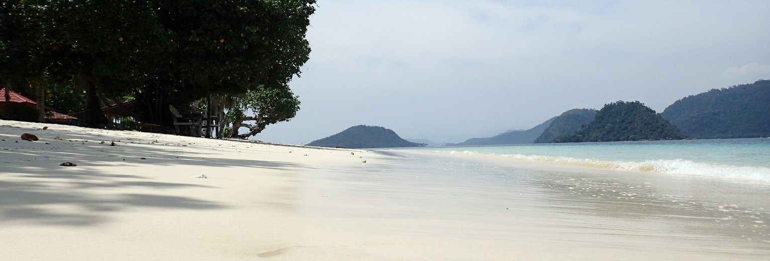 Strand op Sumatra: voor de kust van Padang