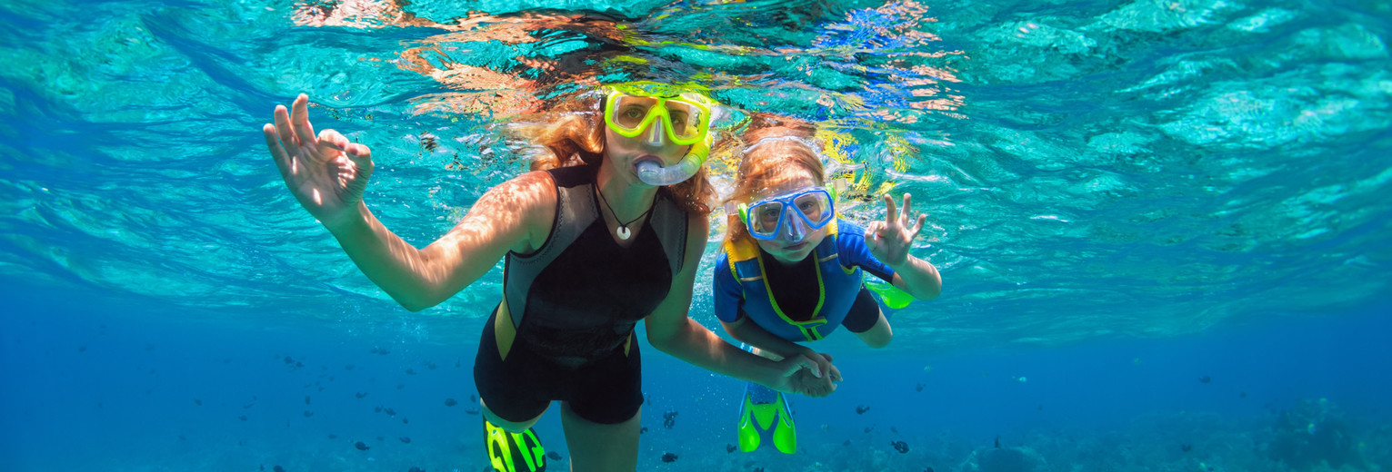 Moeder en dochter aan het snorkelen bij Nusa Penida