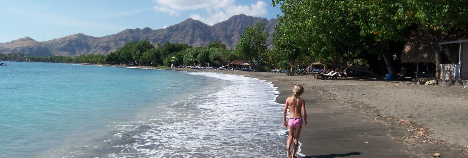 Wandelen over de stranden van Bali met kinderen