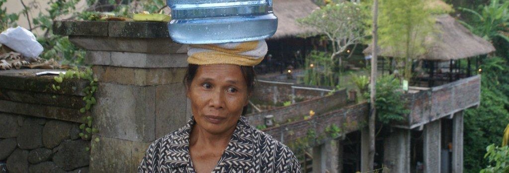 Elke dag tilt zij deze zware fles water Elke dag tilt zij deze zware fles water