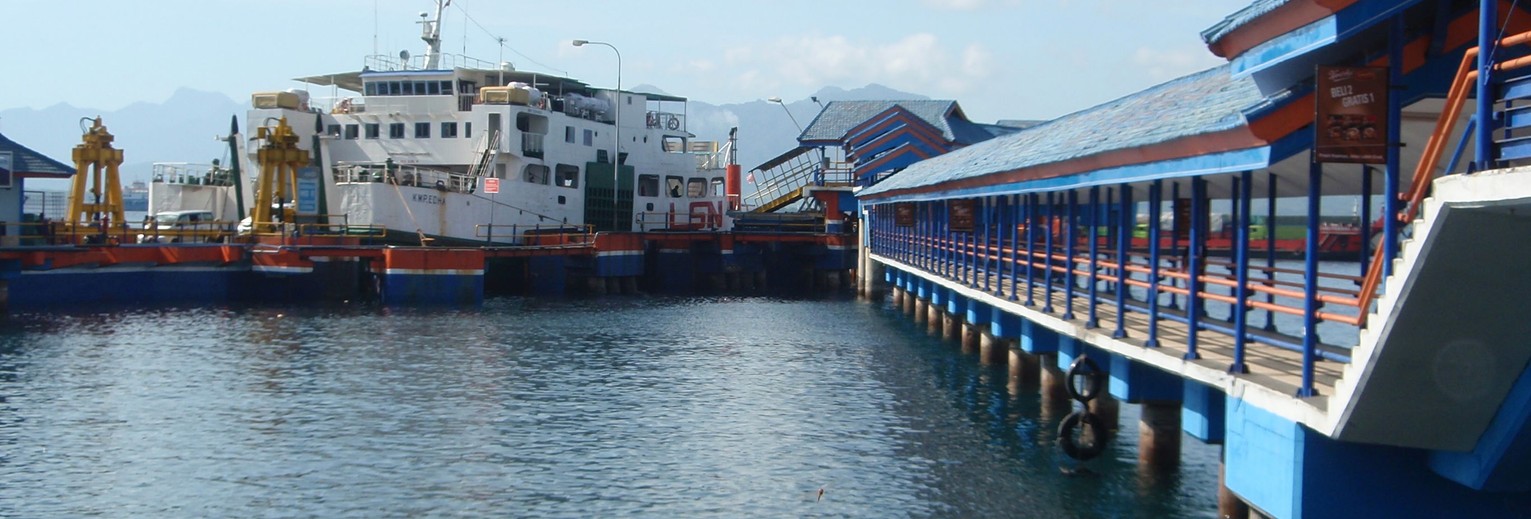 Ferry's in Indonesië om van eiland naar eiland te reizen.