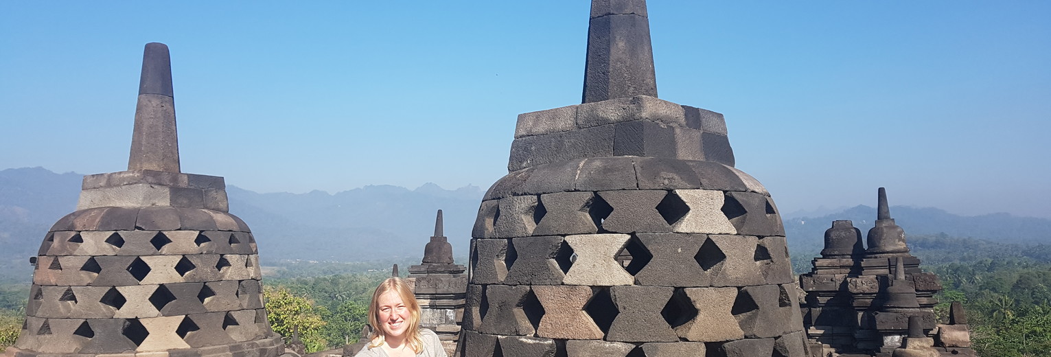 Van Verre medewerkster Manon bij de Borobudur Van Verre medewerkster Manon bij de Borobudur