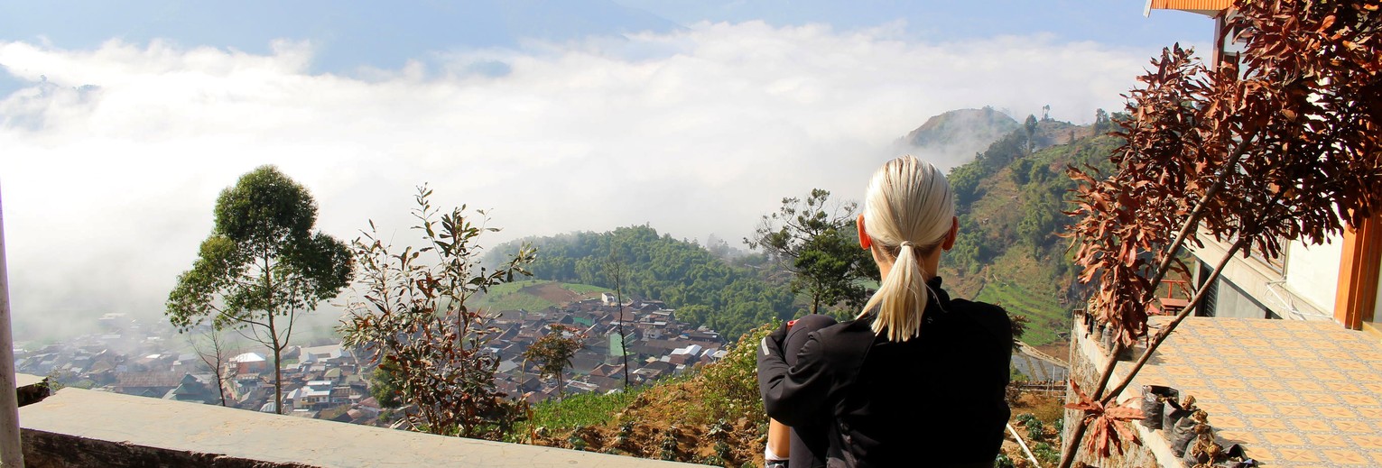 Genieten van het uitzicht bij het Diengplateau