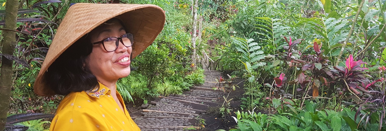 Een glimlacht in de tuinen van Kalibaru, Java