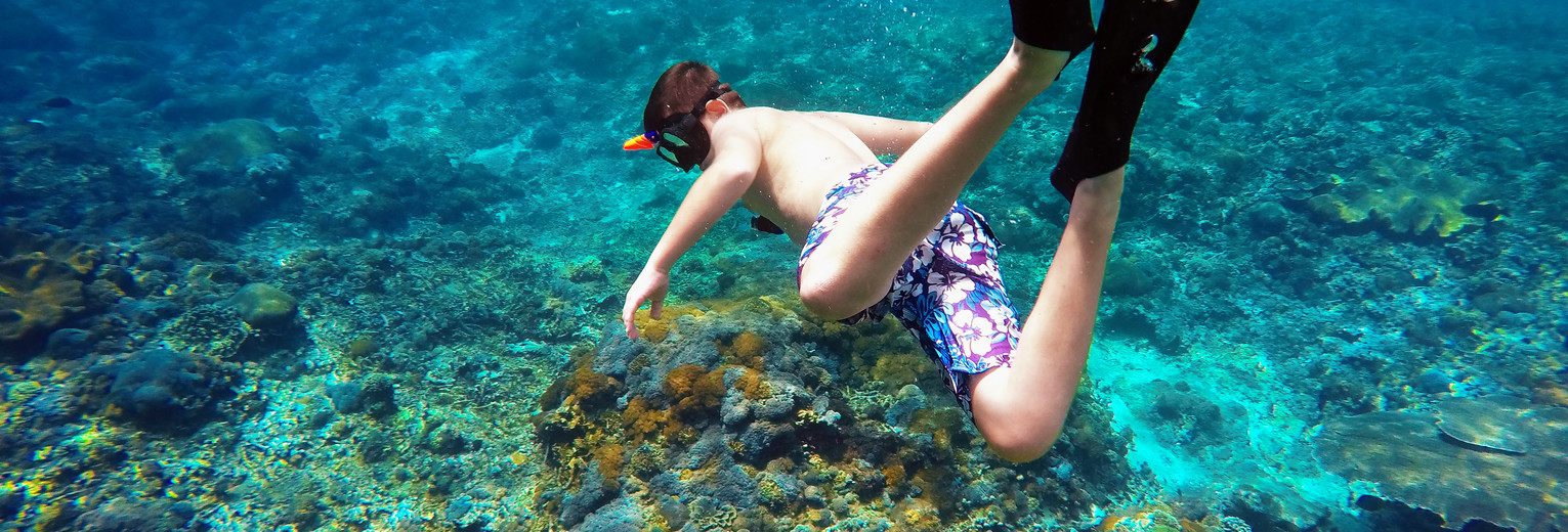 Tiener aan het snorkelen bij Nusa Penida