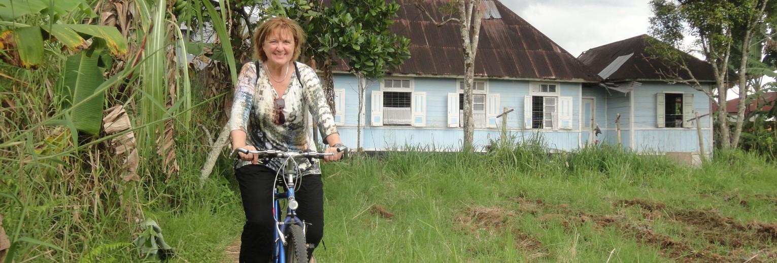 Medewerkster Emmy op de fiets in Bukittinggi