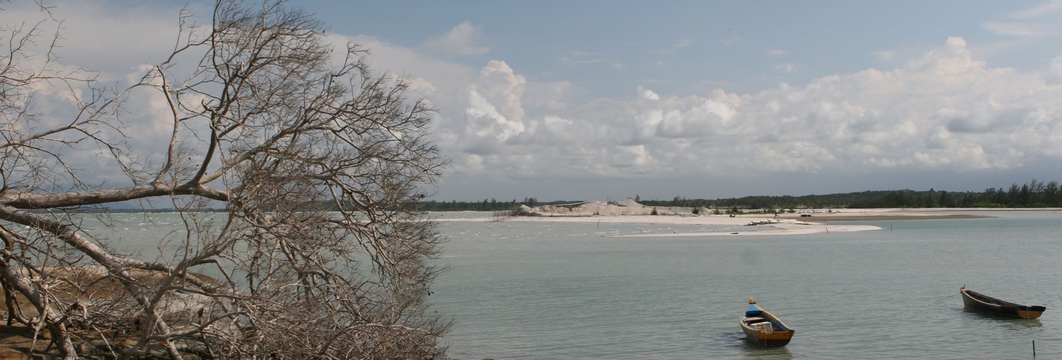 Het zandstrand van het eiland Bangka, Sumatra, Indonesië