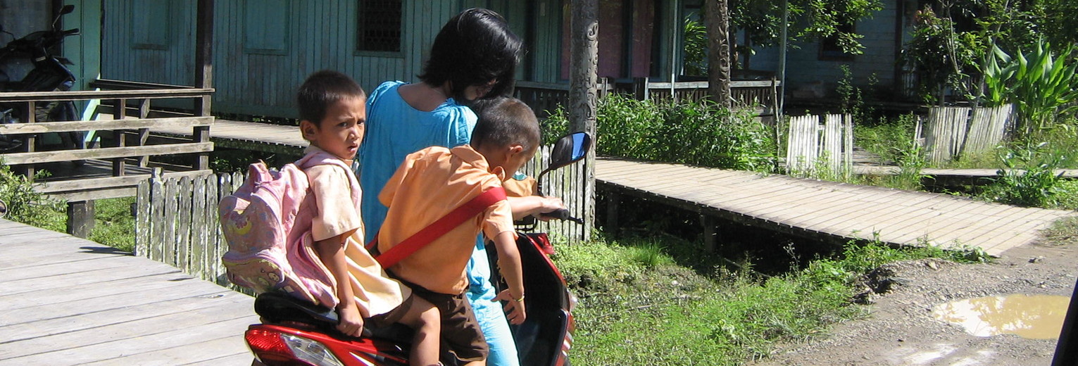 Locals op de scooter in Samarinda