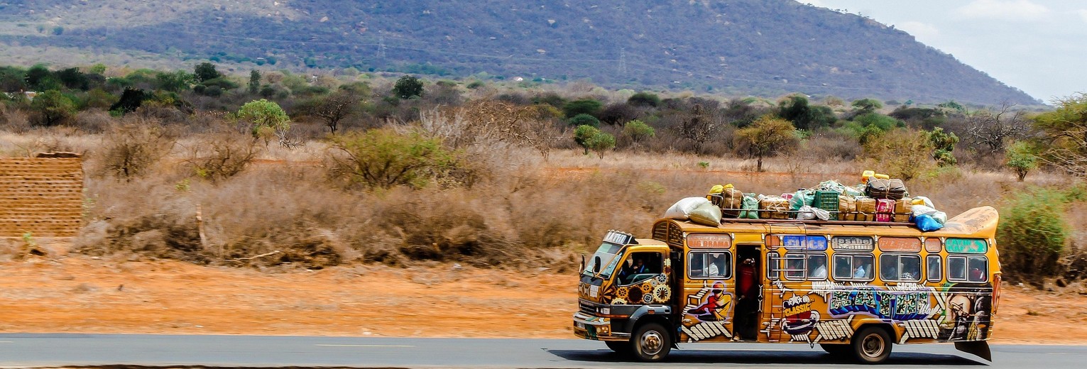 Een lokale bus onderweg in Kenia